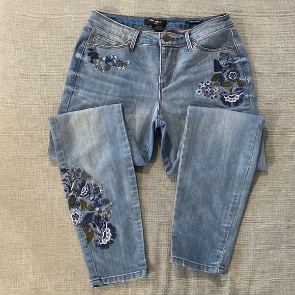 Nine West Embroidered Jeans Size 4 